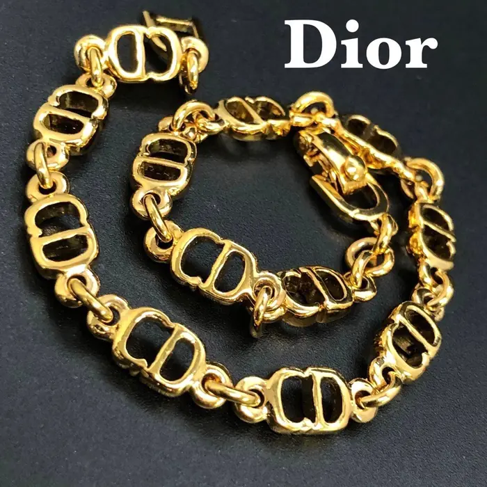 Christian Dior 金色 CD 标志手链的整体外观