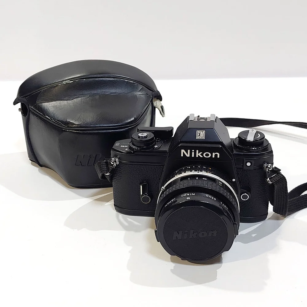 Nikon EM 相机机身正面图