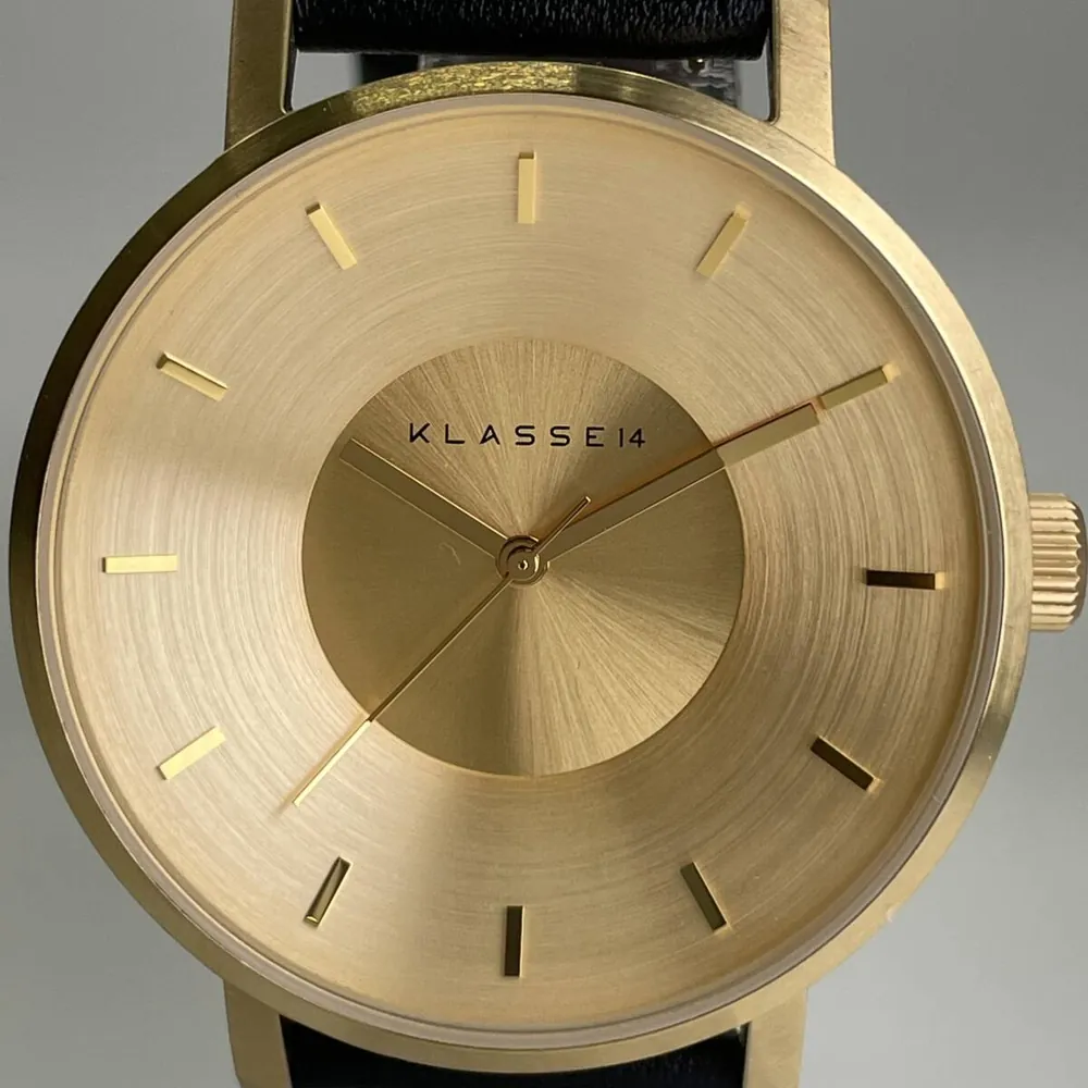 KLASSE14 Volare 金色腕表正面