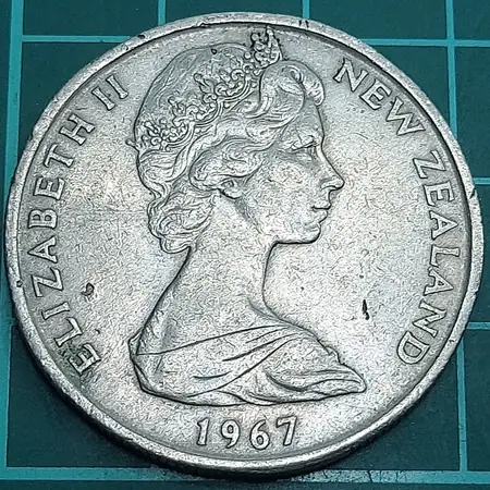 1967年新西兰50分白铜硬币背面奋进号与塔拉纳基山图案