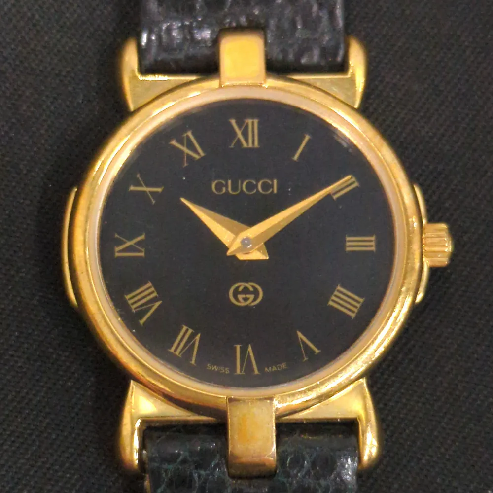 黑色表盘那只 GUCCI 3400L 手表的表盘与表壳细节