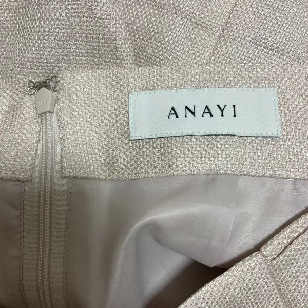 ANAYI 紧身裙裙身与标签细节展示