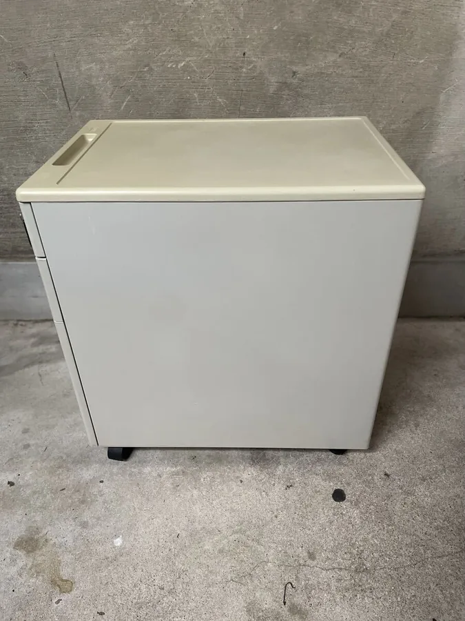 桌边柜正面与锁具位置