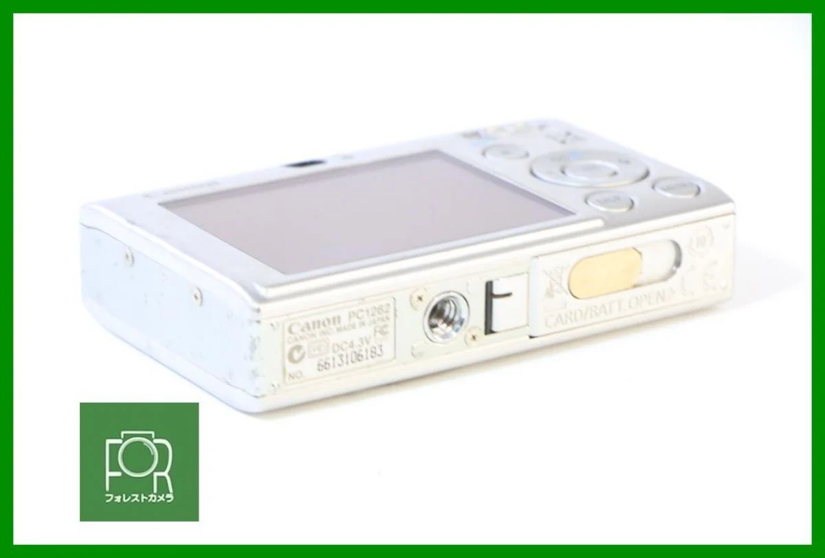 相机附带电池、充电器与4GB SD卡等配件