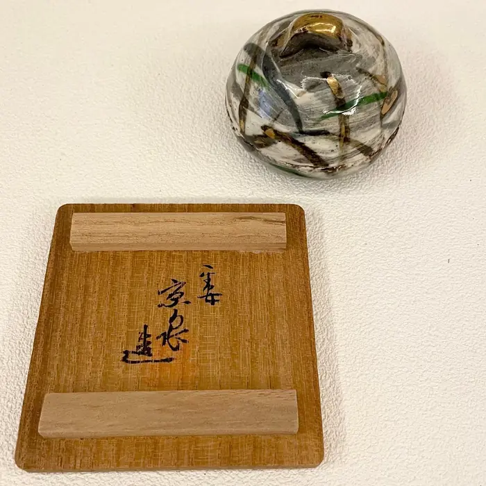 香合器身与秋草纹样细节