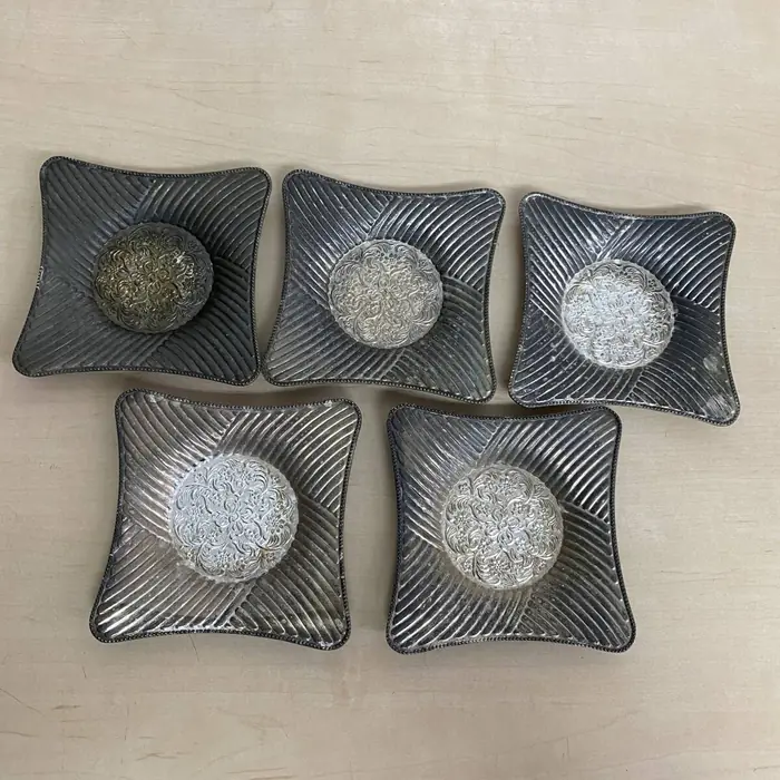 单客四角茶托的花唐草纹浮雕细节