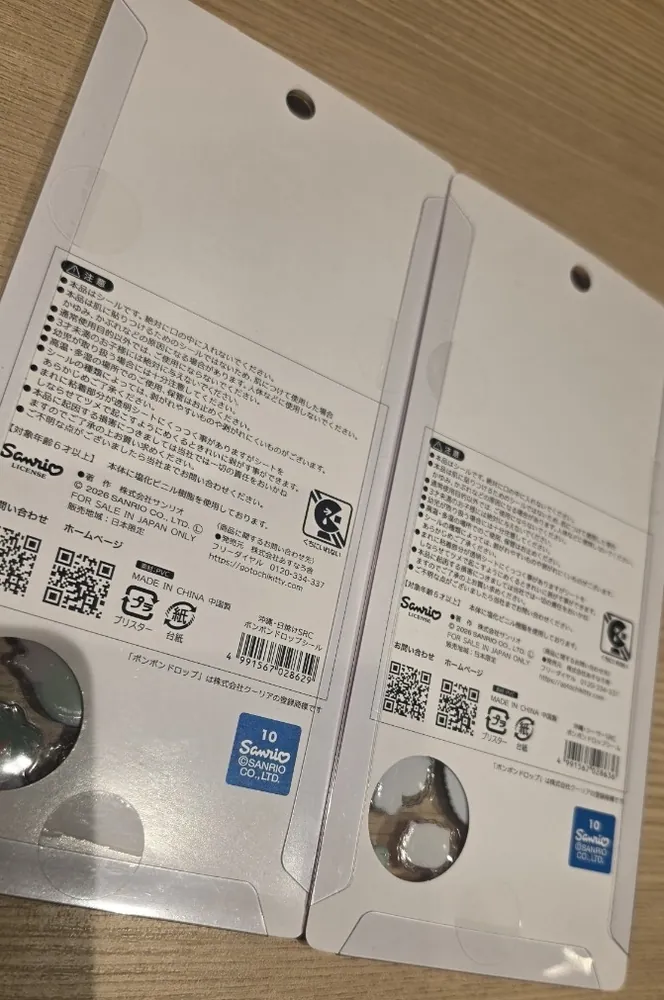 贴纸上 Hello Kitty、美乐蒂、库洛米、大耳狗等角色与冲绳主题图案