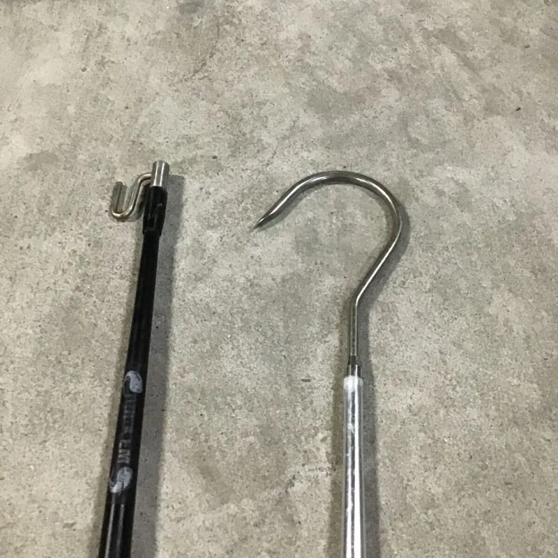 钓竿与工具的细节部分,可见使用痕迹与污渍