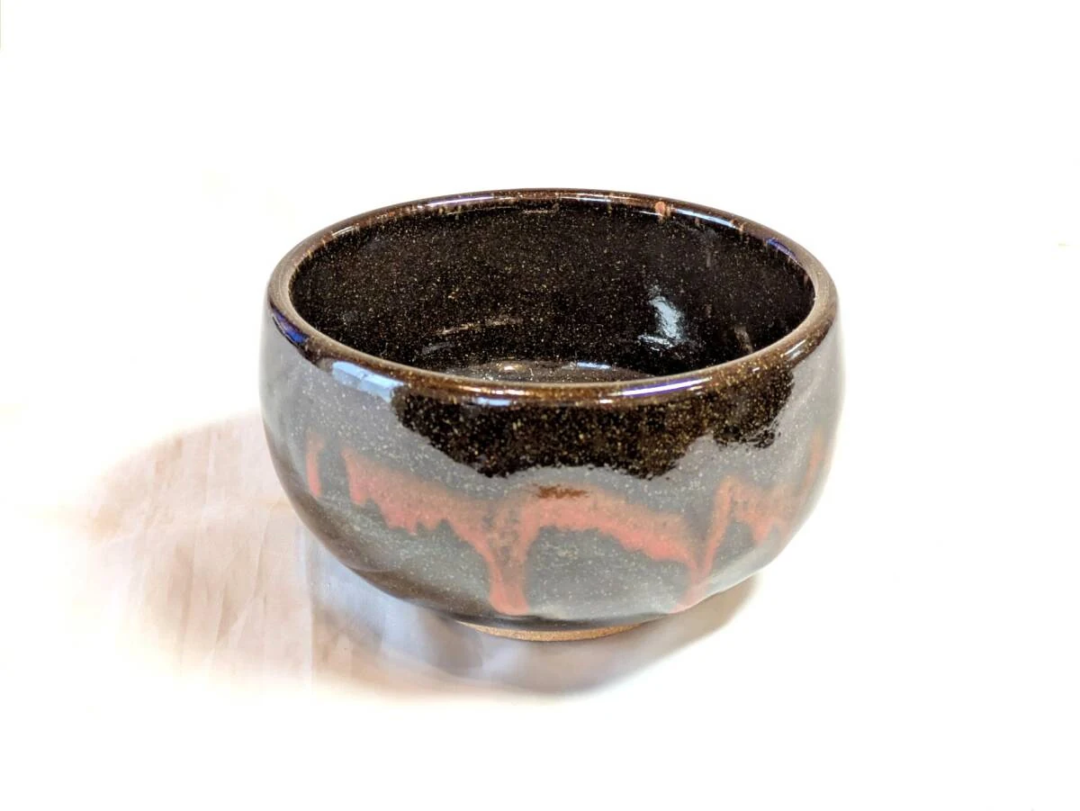 茶碗侧面细节,展示器形与釉色