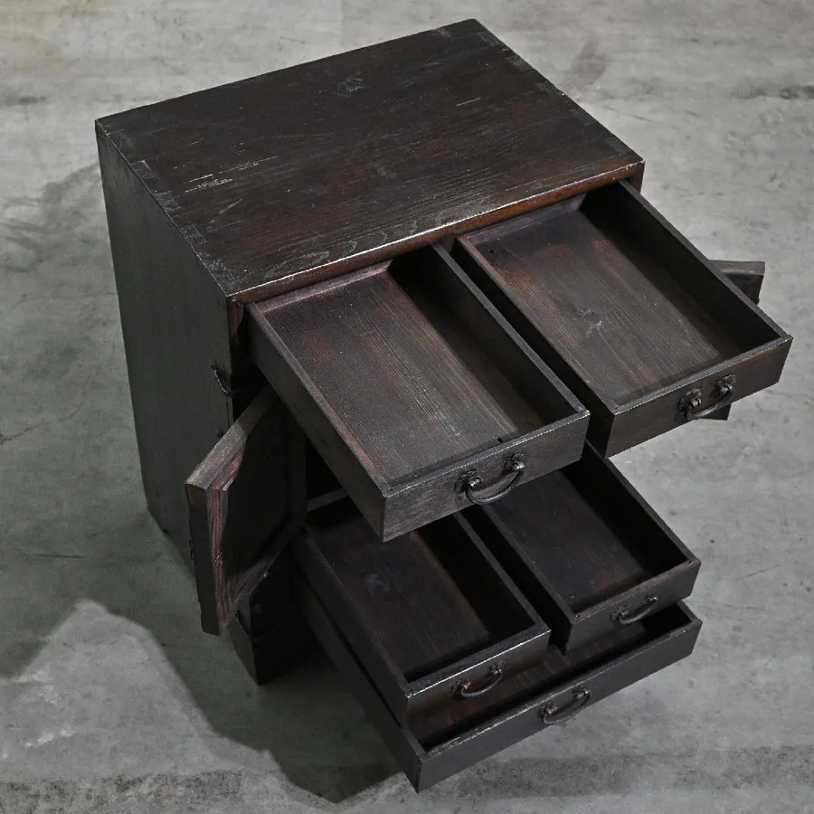 小箪笥正面,中央门配大号锁具金具与合页