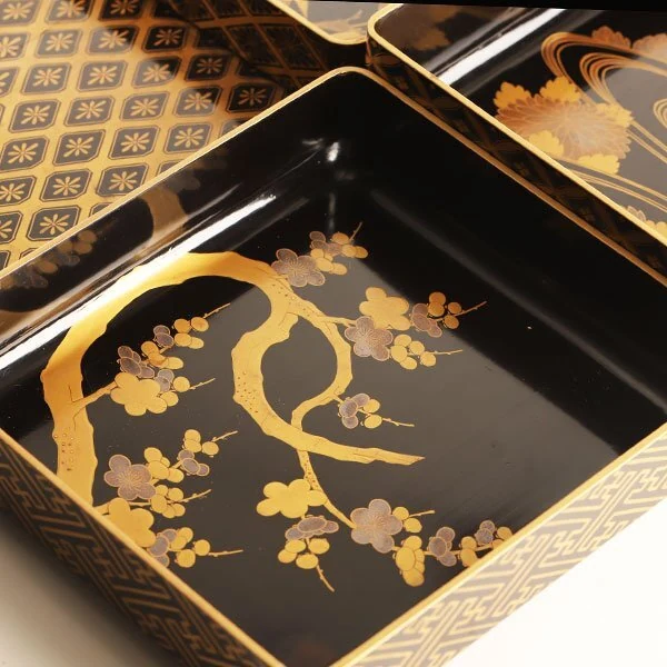 重箱层叠结构与莳绘装饰细节,尺寸约 24.3×22.8 厘米、高约 16.3 厘米