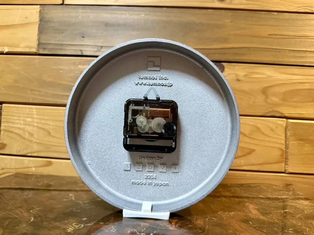 Lemnos Edge Clock 铸铝表面与刻度细节