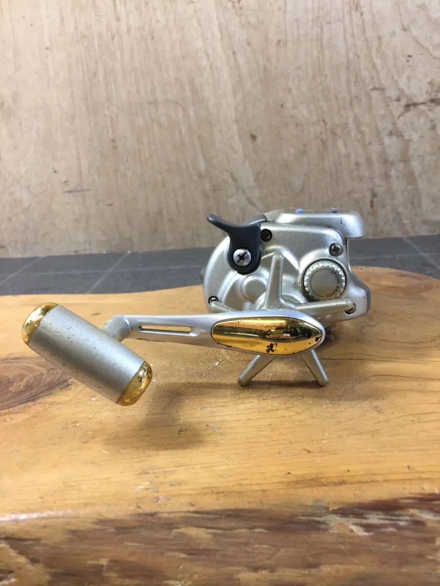 卷线器本体液晶玻璃开裂与液晶内部漏液的位置特写