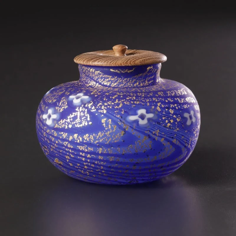 茶入表面流动金彩与白色花纹细节