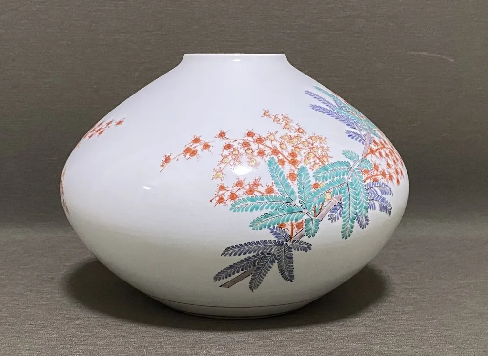 锦·赤紫文花瓶侧面色绘纹样