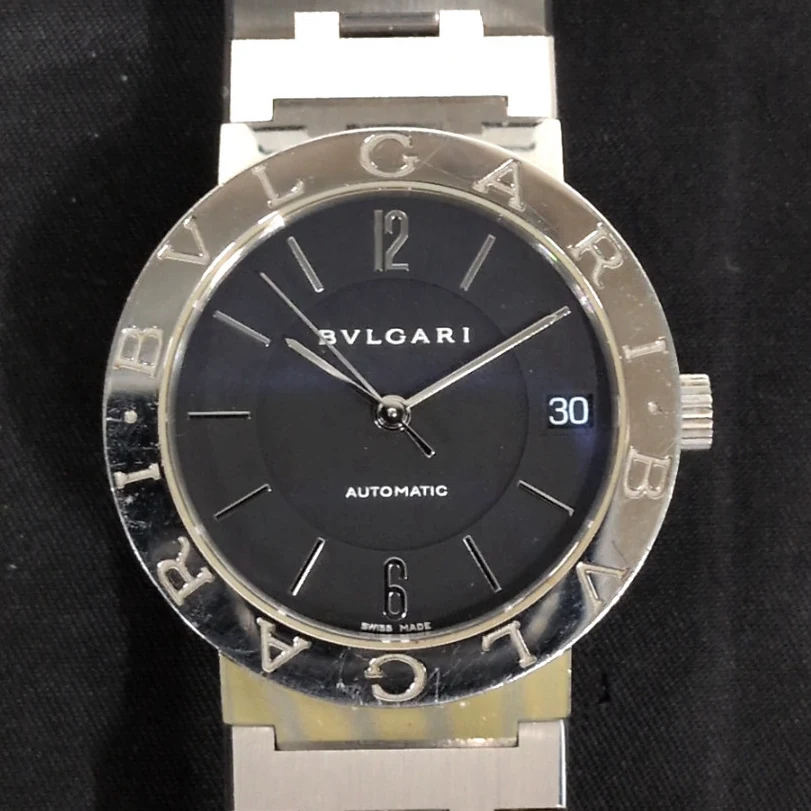 BVLGARI 宝格丽 BB33SS 自动机械腕表正面,黑色表盘与日期显示
