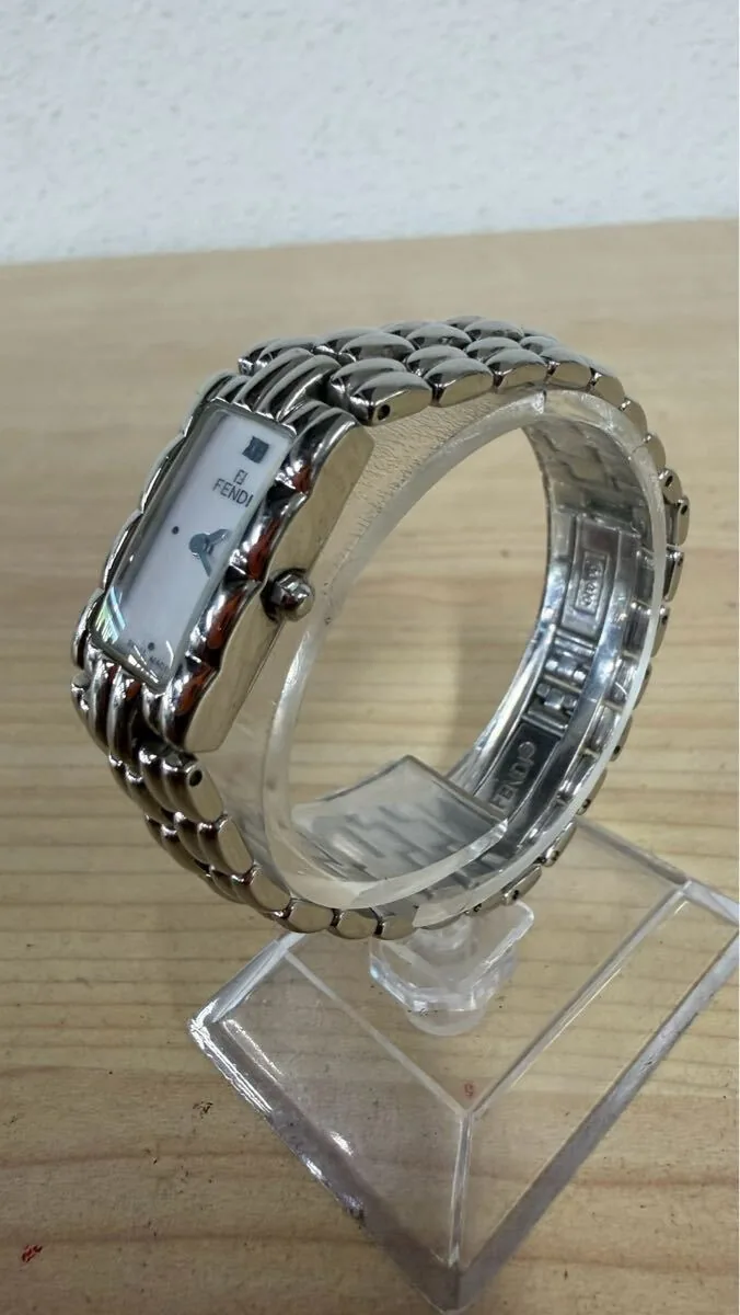 FENDI 660L 腕表表带与底盖细节