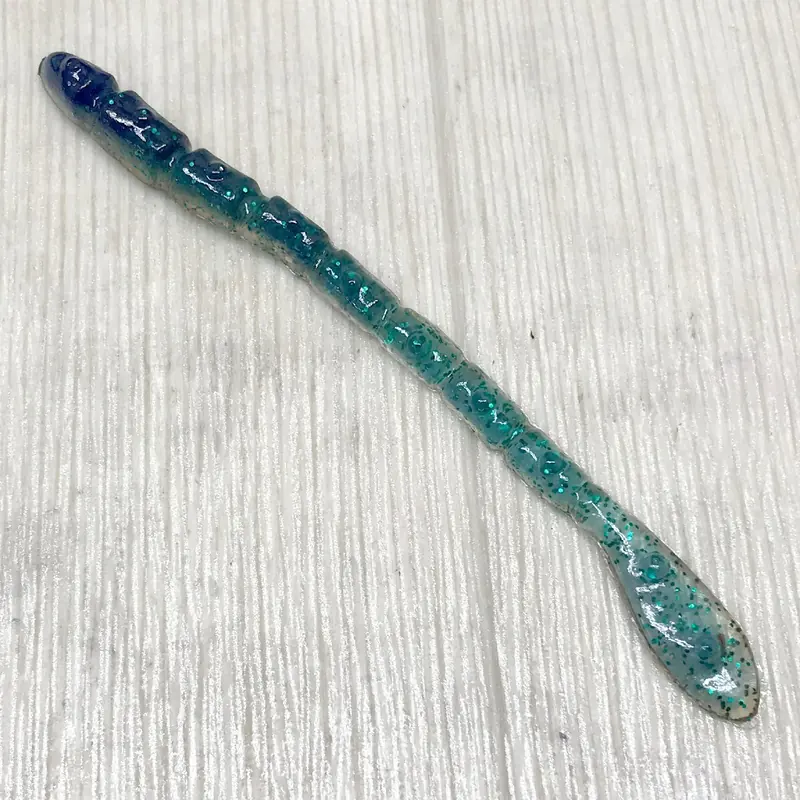 软饵外袋与标签细节,可见部分包装压痕与污渍