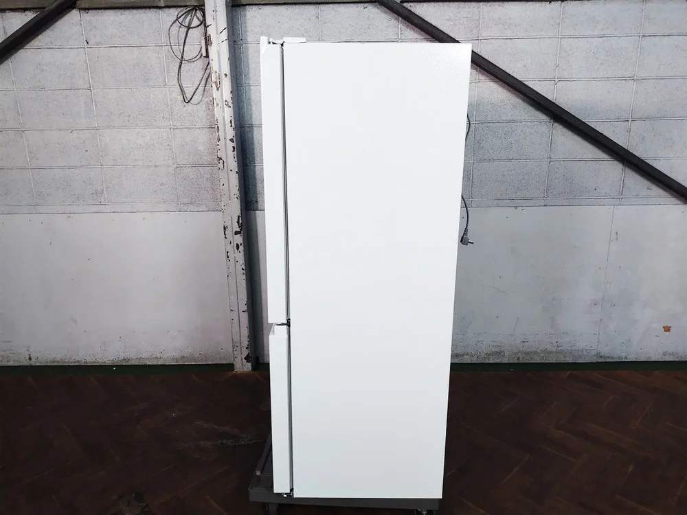 强化玻璃搁板与 LED 库内灯的内部视图