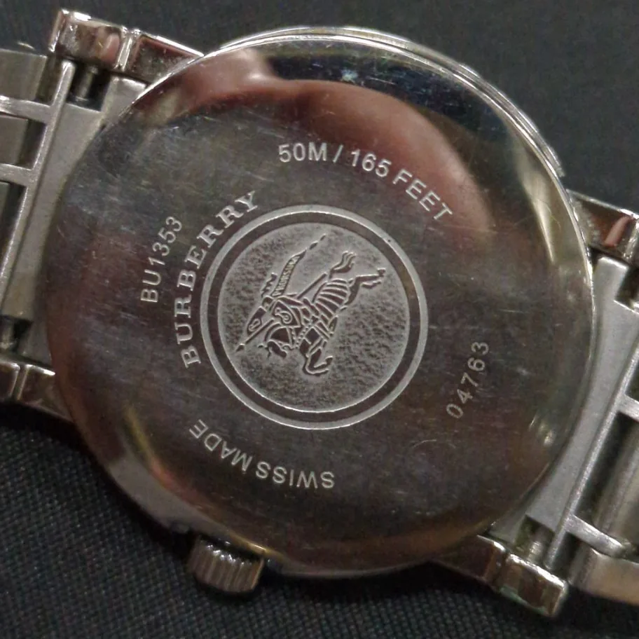 BURBERRY BU1353 腕表背盖、表冠与金属表带近景
