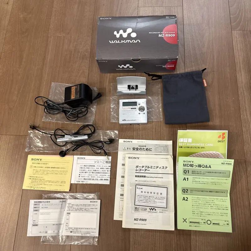 SONY MZ-R909 便携 MD 录音机本体与原装包装箱及各类附件合影