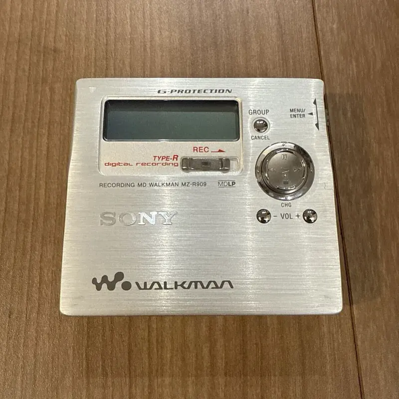 SONY MZ-R909 本体外观展示,可见薄型金属机身与液晶显示区域