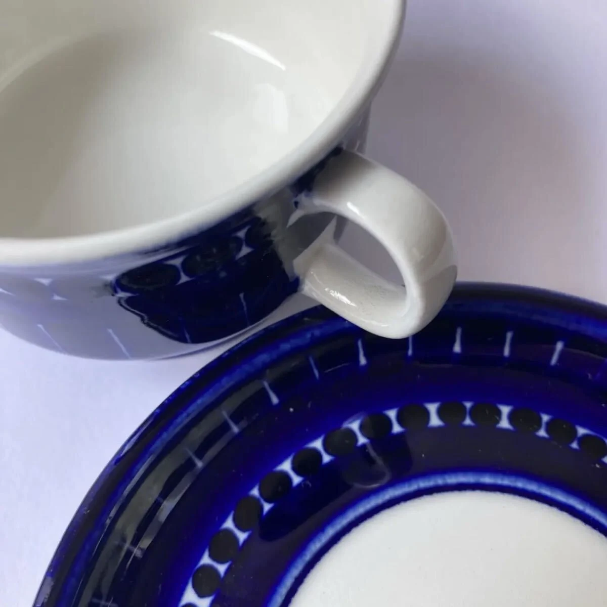 咖啡杯正面展示深蓝色手绘纹样