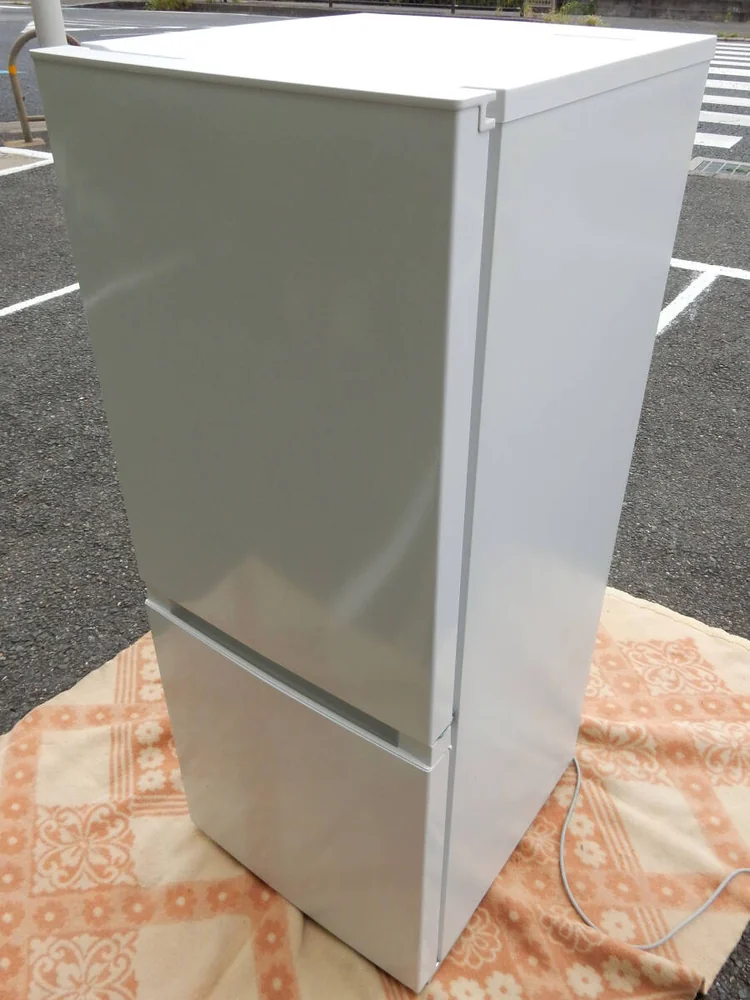 冰箱内部冷藏室，展示棚板与门袋配置