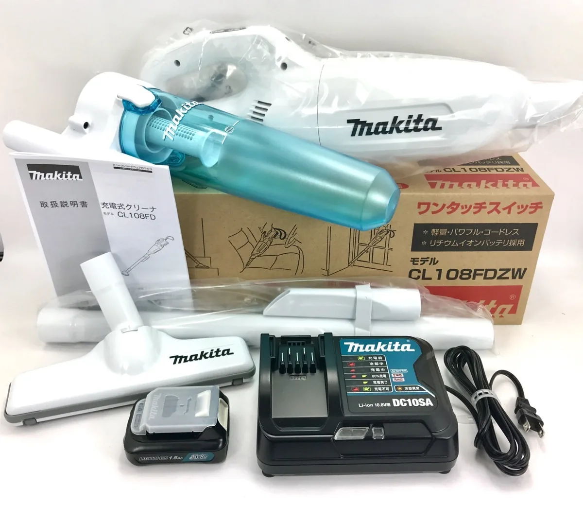 牧田 CL108FDZW 充电式吸尘器本体、电池、充电器与旋风附件的整体套装图