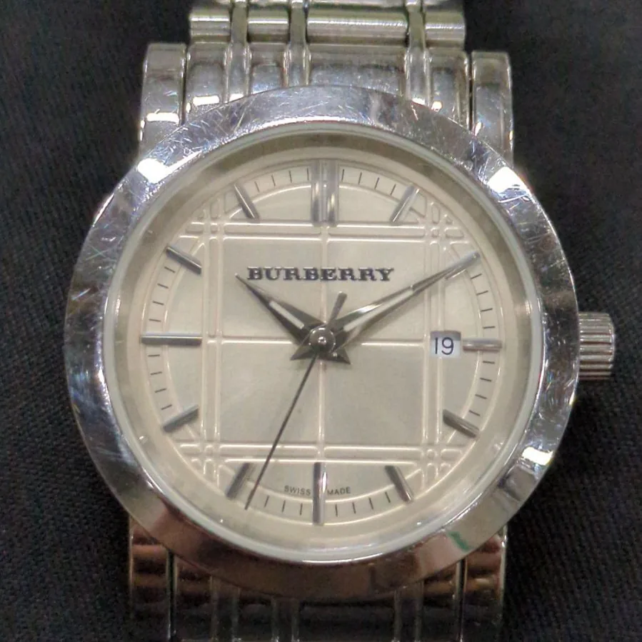 BURBERRY 迪特 BU1353 女款腕表正面外观,圆形表盘与表壳