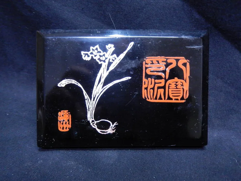印泥容器上的龙图纹饰