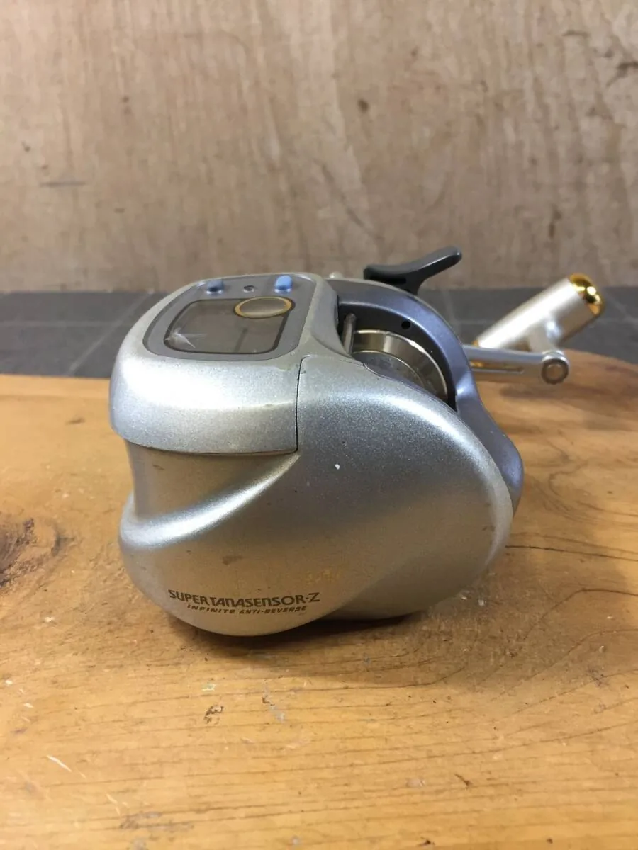 达亿瓦 SUPER TANASENSOR-Z 船钓两轴卷线器整体外观,带数字计数器,成色为有伤有污