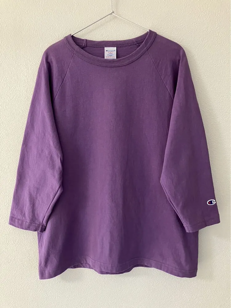 Champion 七分袖T恤紫色正面全貌,可见左袖口 C 标志贴布刺绣
