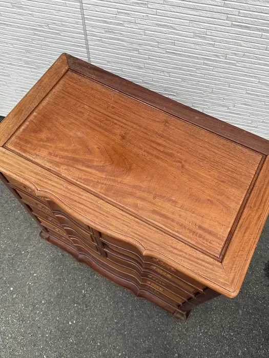 抽屉柜侧面与木质纹理细节展示