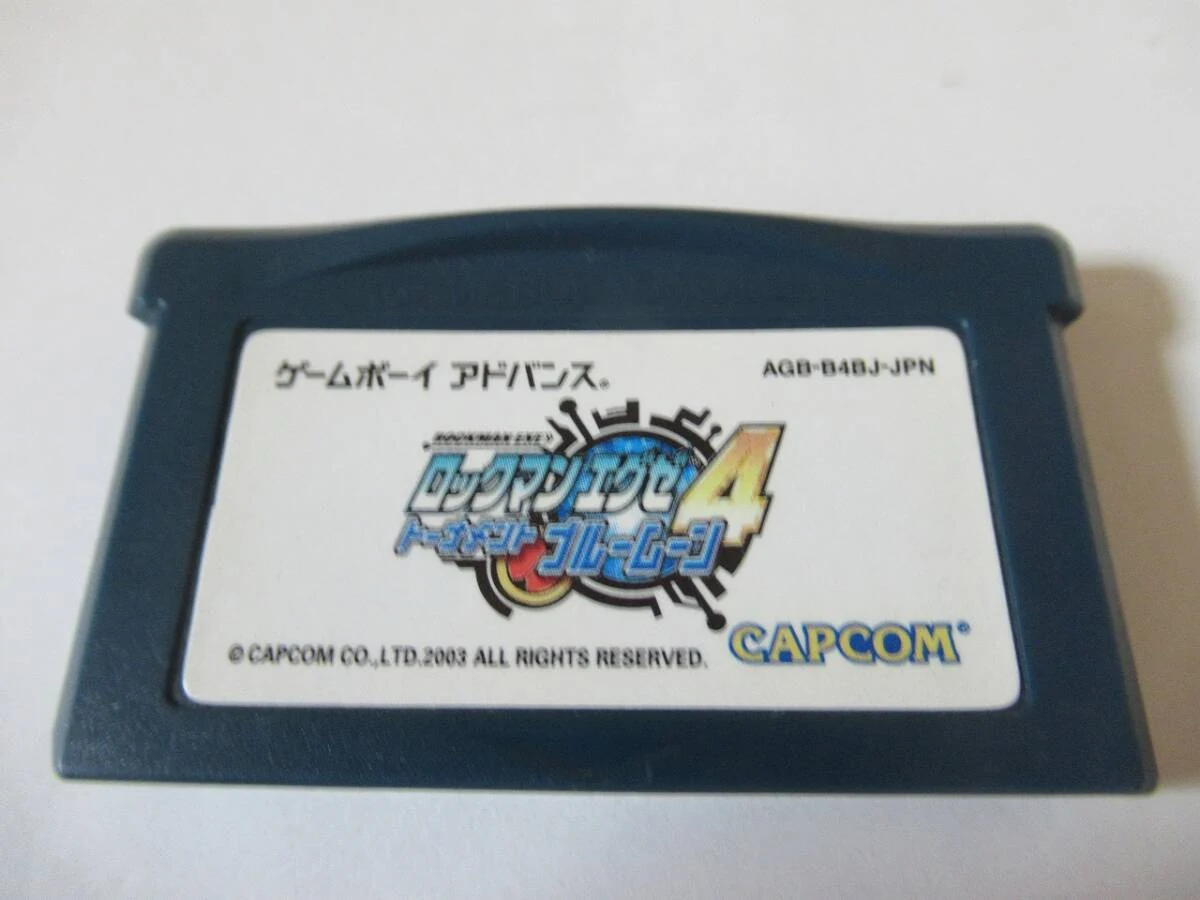 GBA《洛克人EXE4 锦标赛 蓝月》卡带本体正面,蓝色外壳