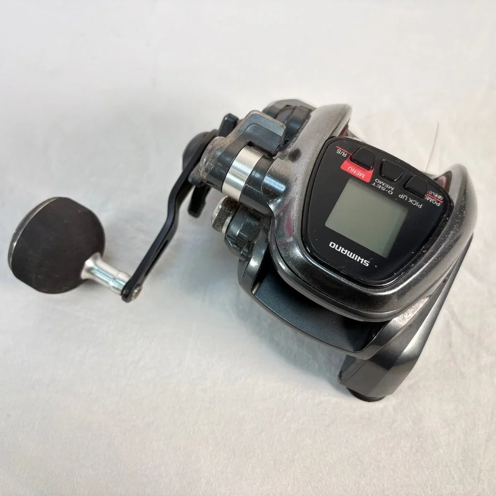 SHIMANO PLAYS 3000 电动卷线器整体外观,可见使用痕迹