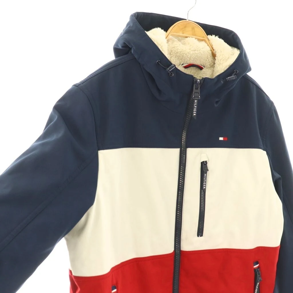 TOMMY HILFIGER 连帽夹克细节与标签