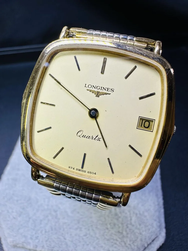 LONGINES 浪琴男士石英腕表正面,方形金色表壳与香槟金系表盘
