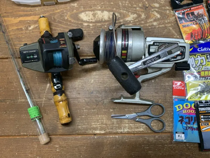 套装中 Daiwa 棚猎人 GS mini ST1500 卷线器与针具等附属品的图片