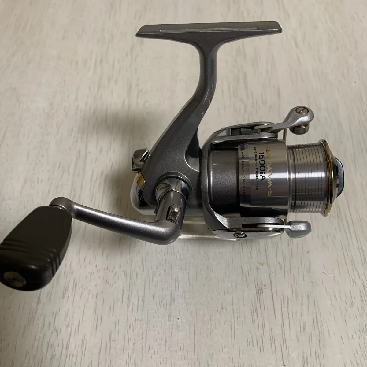 Daiwa TEAM DAIWA-S 1500iA 纺车轮整体外观图