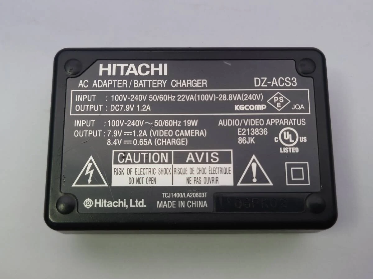 HITACHI 日立 DZ-ACS3 充电器机身接口与标签细节