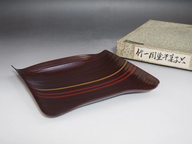 竹一闲涂干菓子器整体外观,附带化妆箱