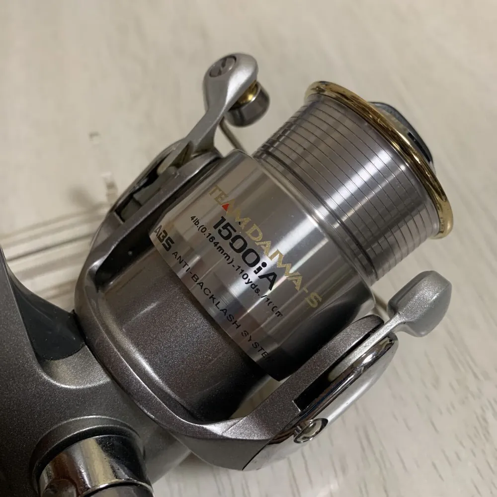 Daiwa TEAM DAIWA-S 1500iA 纺车轮另一角度展示图