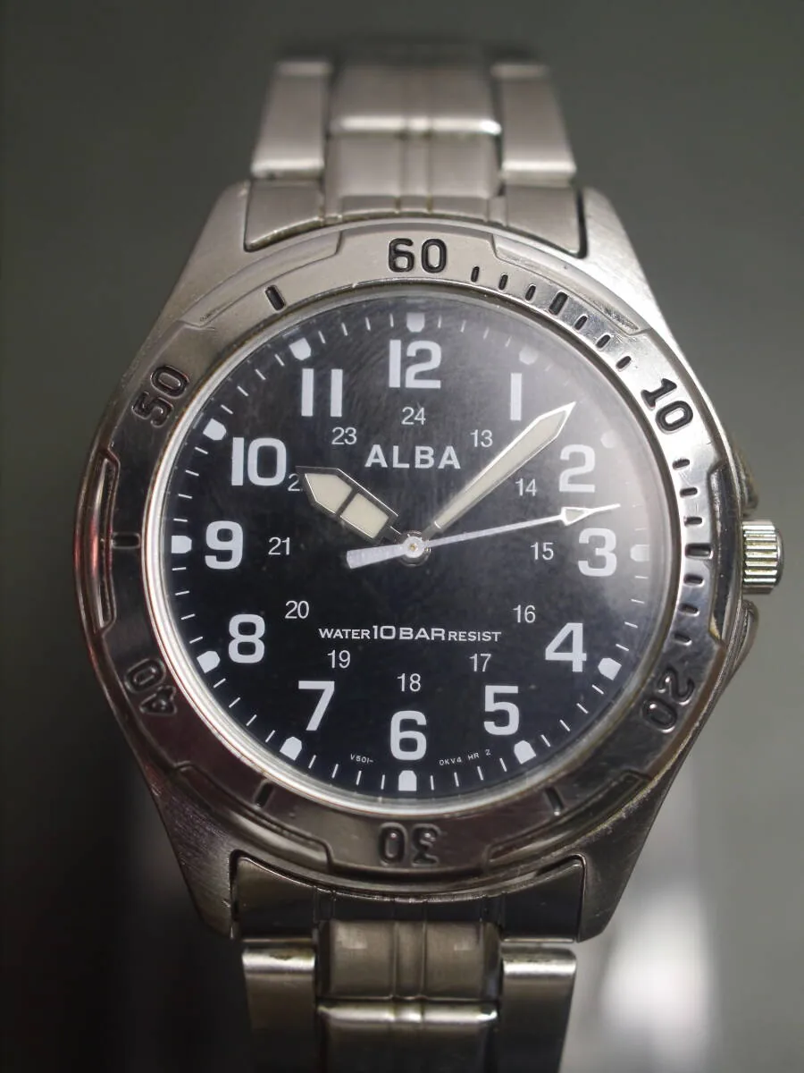 腕表后盖 WATER RESISTANT 10BAR 刻印细节