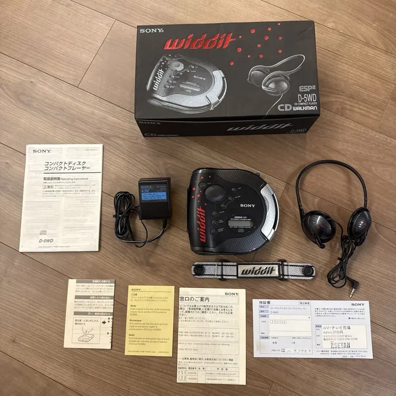 SONY D-5WD widdit CD随身听本体正面,黑色机身配红色标识