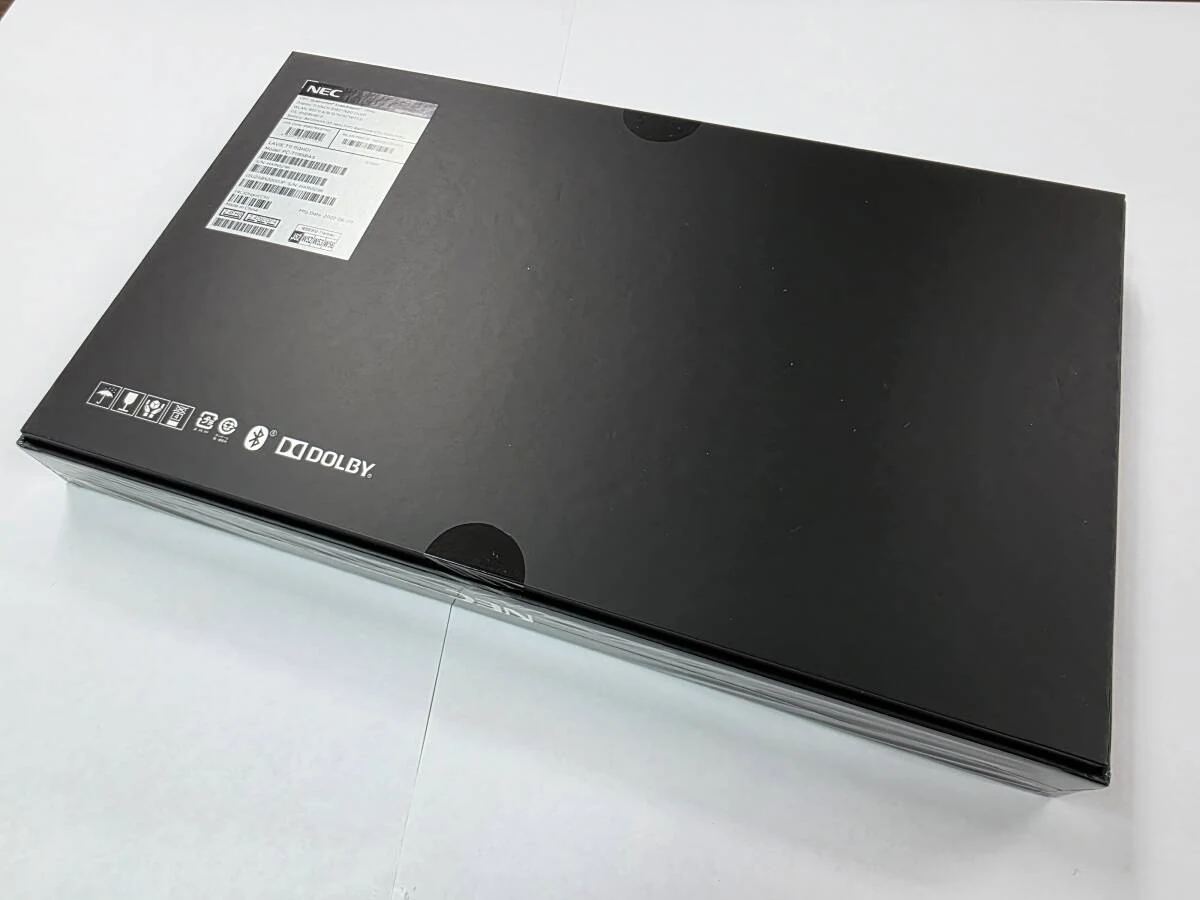 NEC LAVIE T11 的包装盒与附属品